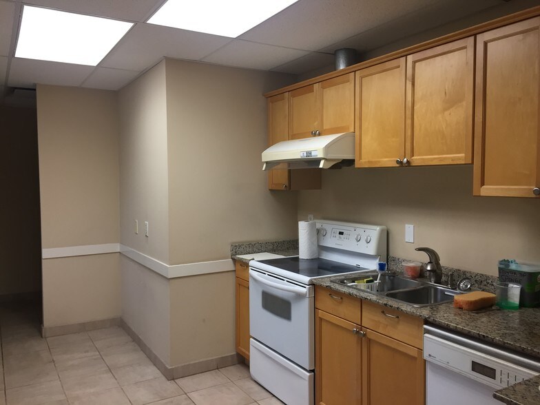 More Photos Of 4410 Juneau St, Burnaby Warehouse For Lease