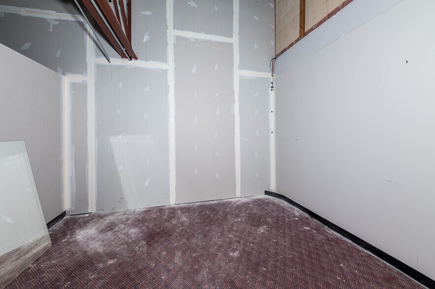 More Photos Of 50 Middletown Loop, White Hall Storefront Retail Office For Lease