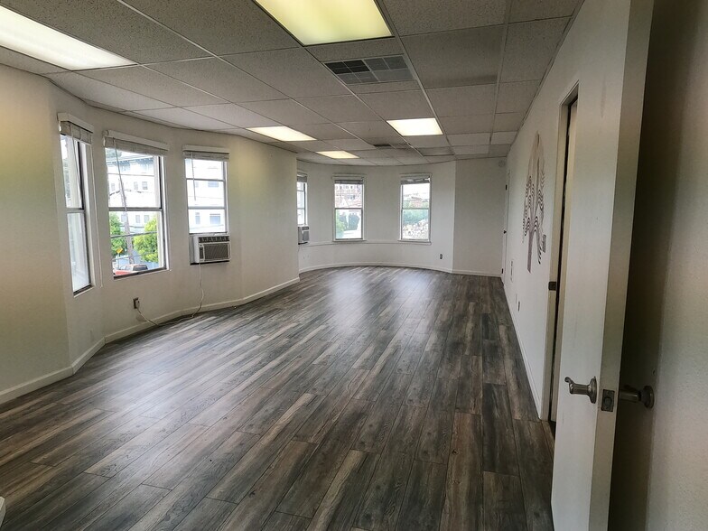 More Photos Of 4609-4695 Telegraph Ave, Oakland Office For Lease