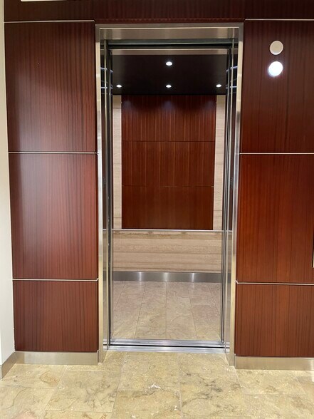 More Photos Of 1780 Hughes Landing Blvd, The Woodlands Office For Lease
