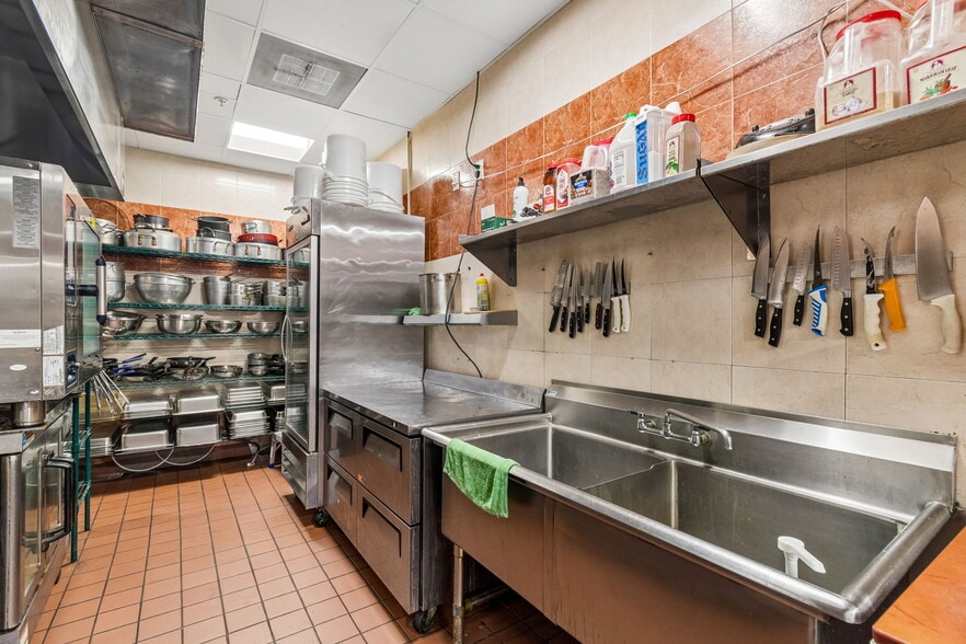More Photos Of 3007 Commercial Way, Spring Hill Restaurant For Sale