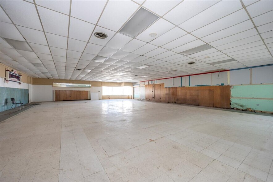 More Photos Of 100 W Main St, Fairfield Freestanding For Sale