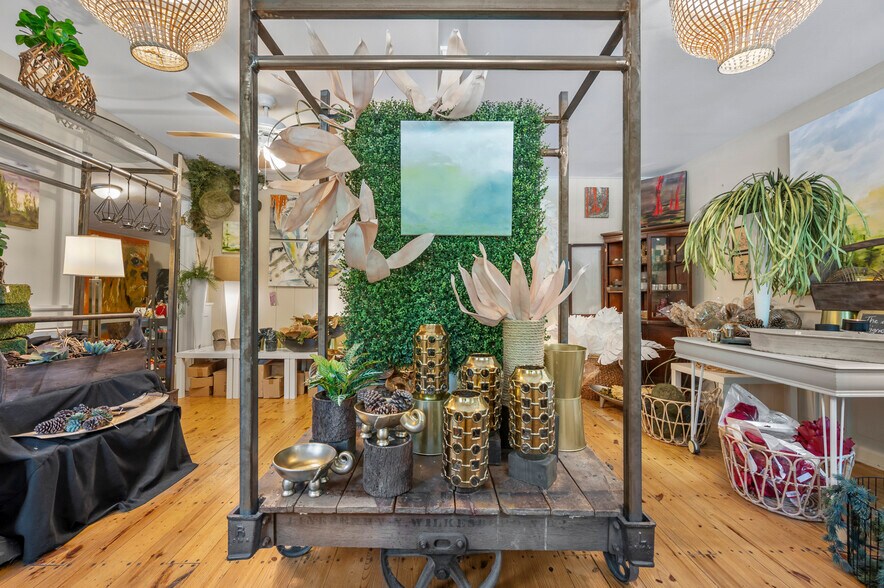 More Photos Of 172 Main st, Saluda Showroom For Sale