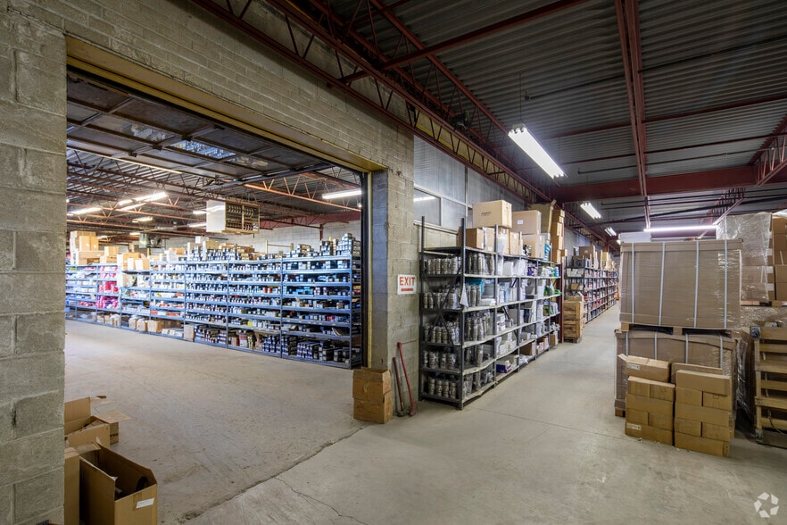 More Photos Of 119-121 Toryork Dr, Toronto Warehouse For Lease