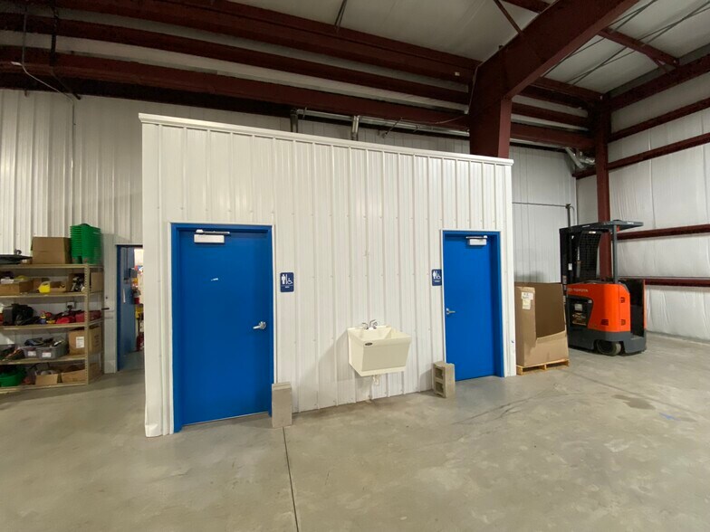 More Photos Of 3200 N Main St, Oshkosh Warehouse For Lease