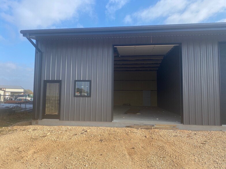 More Photos Of 2638 Business Loop 181 N, Floresville Flex For Lease