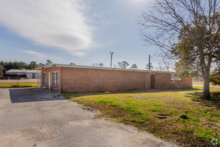 More Photos Of 726 Shields St, Channelview Warehouse For Lease