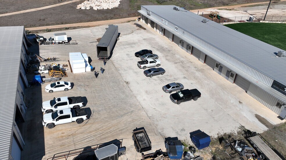 More Photos Of 18992 Ranch to Market 150 rd, Driftwood Showroom For Lease