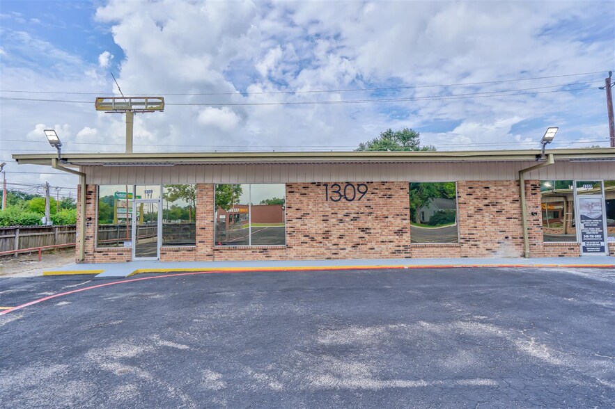 More Photos Of 1301-1309 Sandy Ln, Baytown General Retail For Sale