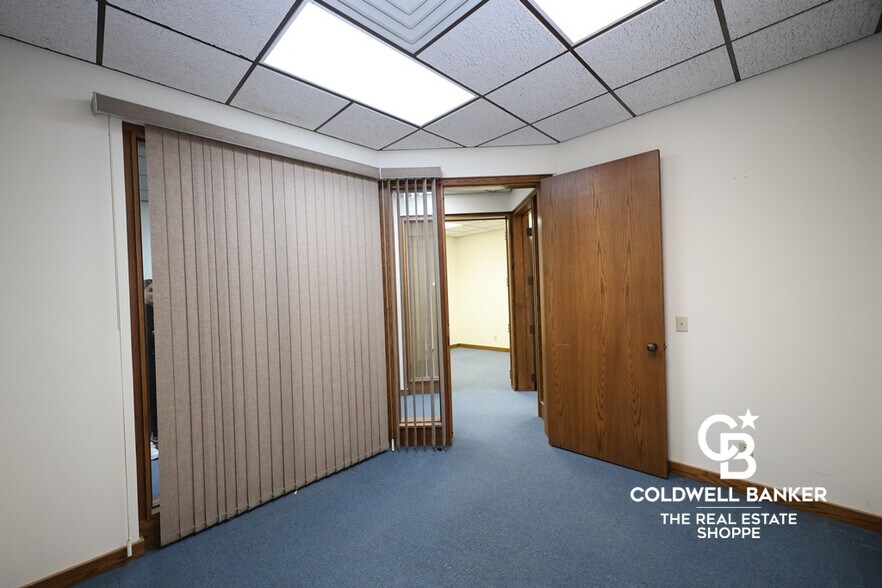 More Photos Of 911 N Main St, Garden City Office For Sale
