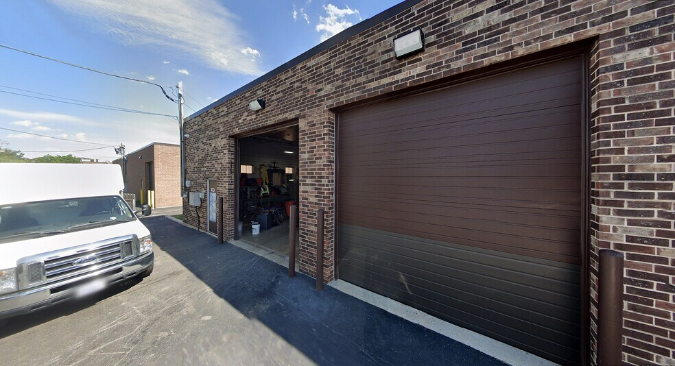 More Photos Of 369-373 Balm Ct, Wood Dale Warehouse For Lease