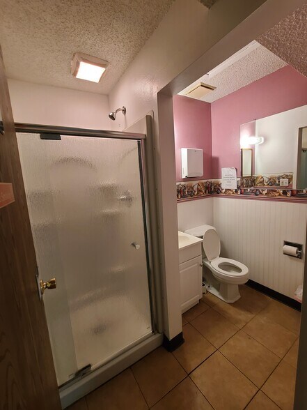 More Photos Of 620 Miller Ct, Lakewood Freestanding For Lease