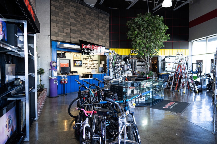 More Photos Of 1055 W Red Cliffs Dr, Washington Freestanding For Lease