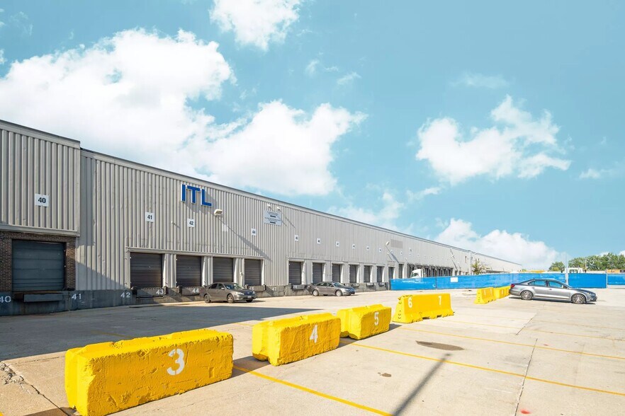 More Photos Of 5100 W 70th Pl, Bedford Park Manufacturing For Lease