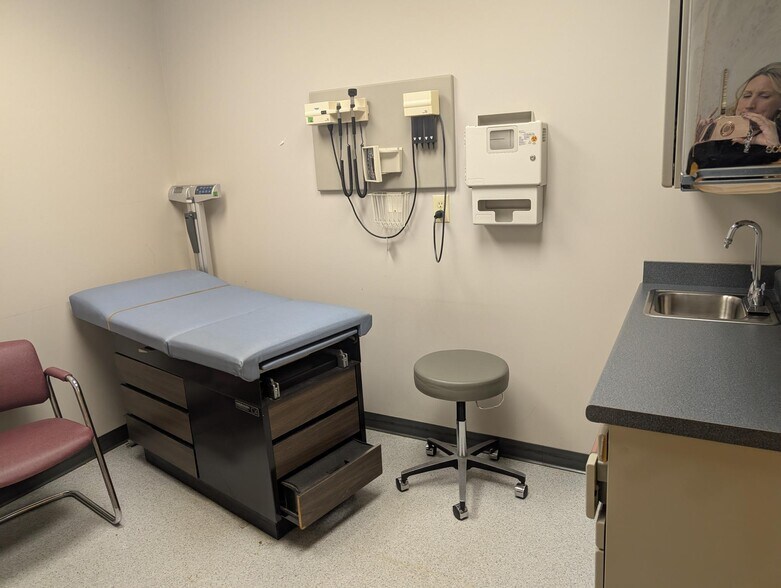 More Photos Of 950 Salem St, Brookville Medical For Lease