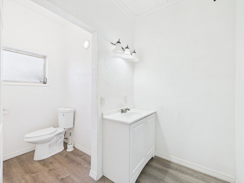 More Photos Of 1 Beverly Hills Blvd, Beverly Hills General Retail For Sale