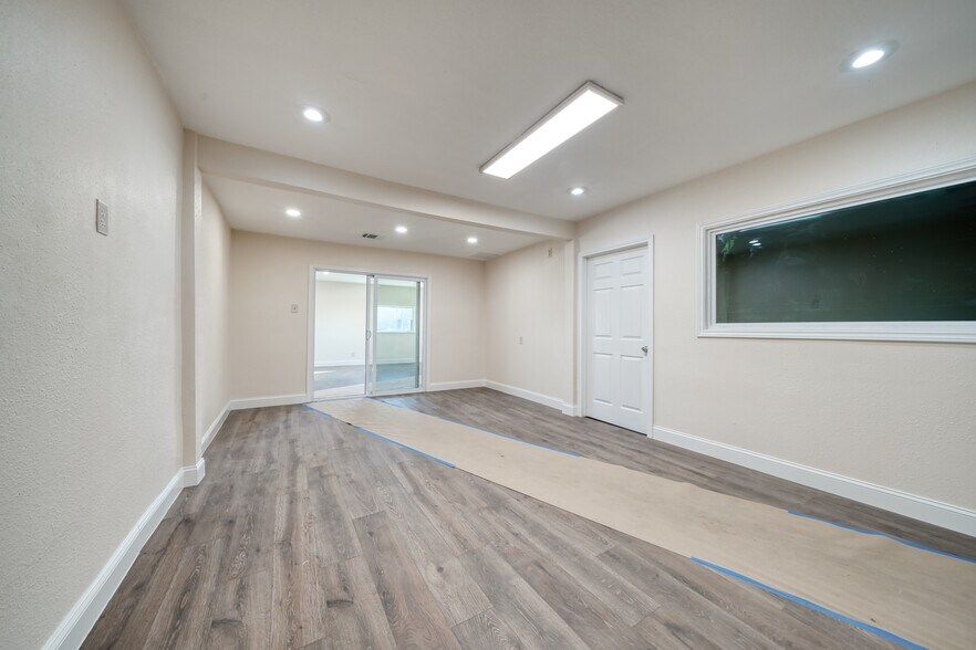 More Photos Of 9206 Thomasville Dr, Houston Warehouse For Sale