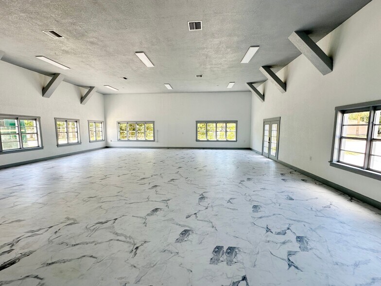 More Photos Of 1236 Central Ave, Sarasota Warehouse For Lease