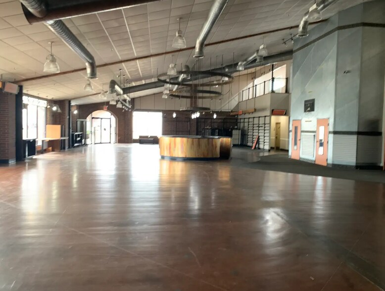 More Photos Of 2030 N Mall Dr, Alexandria Showroom For Sale