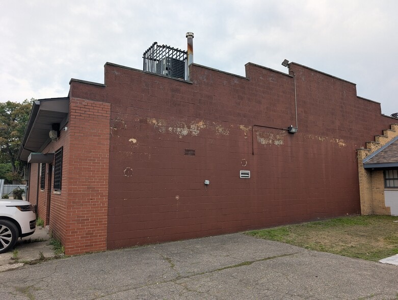 More Photos Of 10720 W 7 Mile Rd, Detroit Office For Sale
