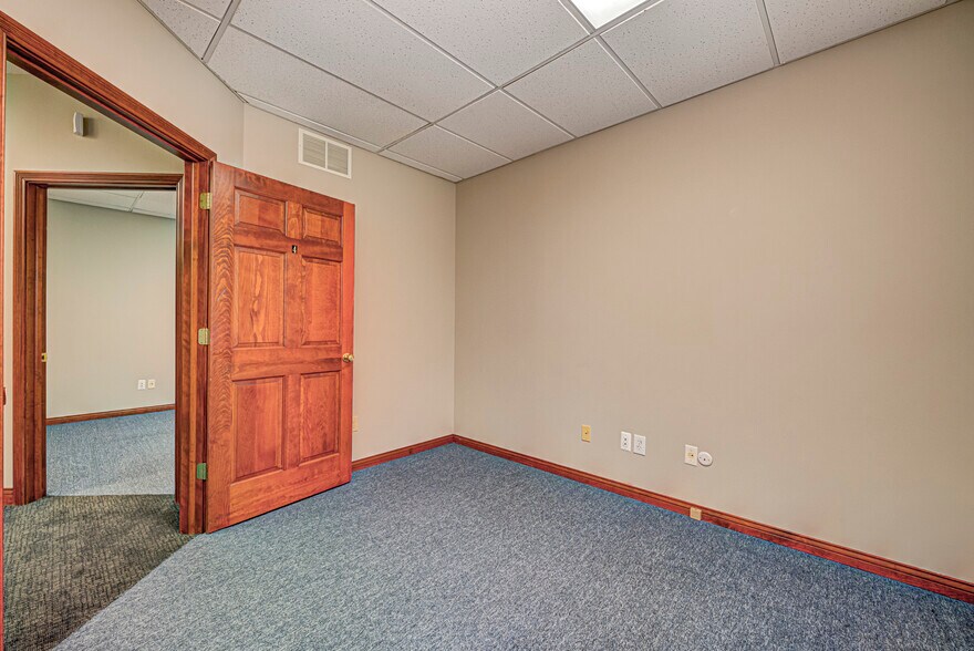 More Photos Of 4582 Northwest Plaza West Dr, Zionsville Office For Lease