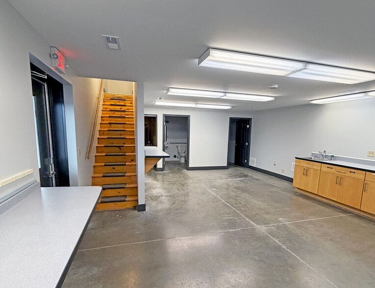 More Photos Of 311 Transpoint dr, Dupo Industrial For Lease