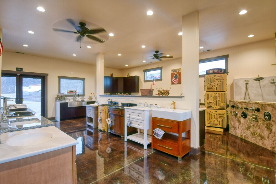 More Photos Of 818 Airport Rd, Pendleton Showroom For Sale