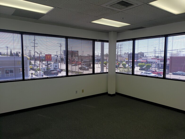 More Photos Of 555 W Redondo Beach Blvd, Gardena Office For Sale