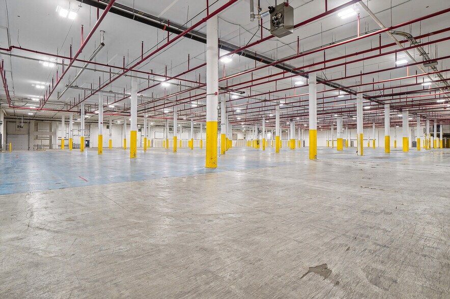 More Photos Of 7101 Rue Notre-Dame E, Montréal Warehouse For Lease