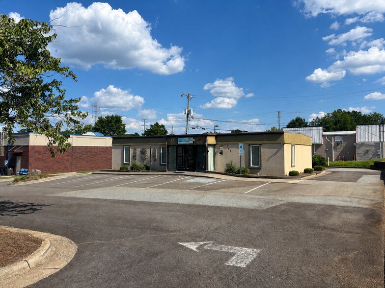 More Photos Of 301 Harvey St, Winston-Salem Freestanding For Sale