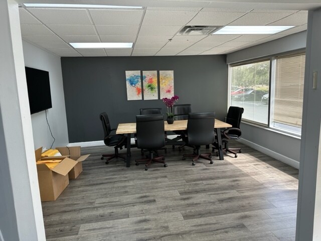 More Photos Of 7575 Kingspointe Pky, Orlando Showroom For Lease