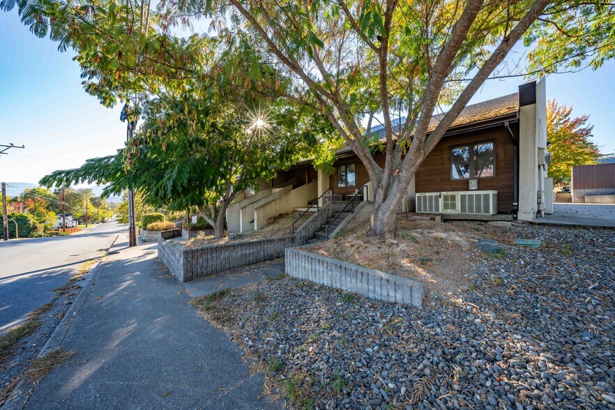 More Photos Of 700 NW Dimmick St, Grants Pass Specialty For Sale