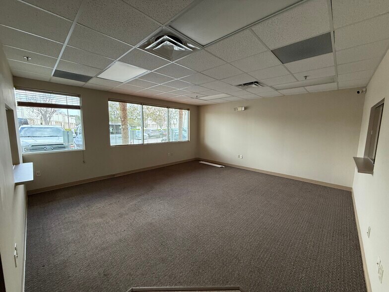 More Photos Of 6457 Hazeltine National Dr, Orlando Warehouse For Lease