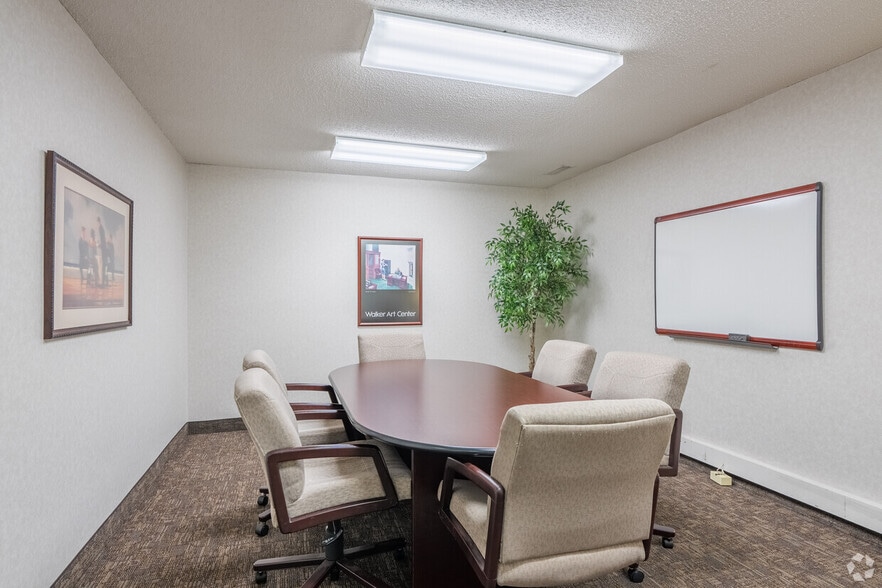 More Photos Of 600 Twelve Oaks Center Dr, Wayzata Unknown For Lease