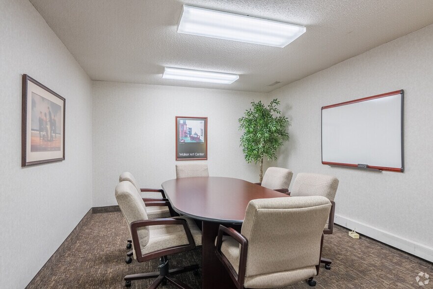 More Photos Of 600 Twelve Oaks Center Dr, Wayzata Unknown For Lease