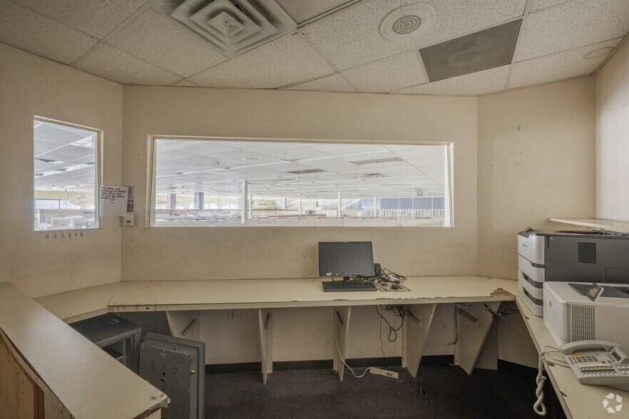 More Photos Of 1207 Acushnet Ave, New Bedford Drugstore For Lease