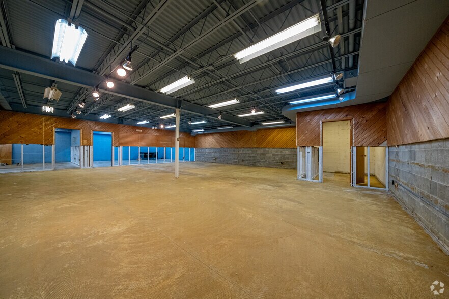 More Photos Of 4700 N University St, Peoria Freestanding For Sale