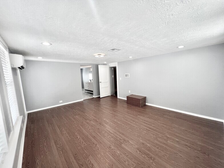 More Photos Of 741 E 9th St, Houston Office Residential For Lease