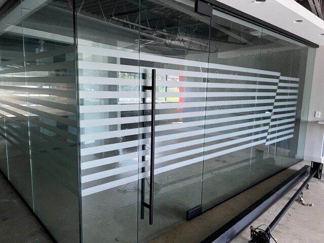 More Photos Of 8490-8496 Tyco Rd, Vienna Showroom For Lease