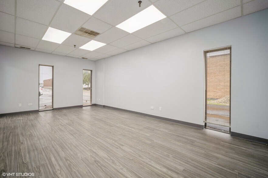 More Photos Of 2068-2068 S Foster Ave, Wheeling Manufacturing For Lease