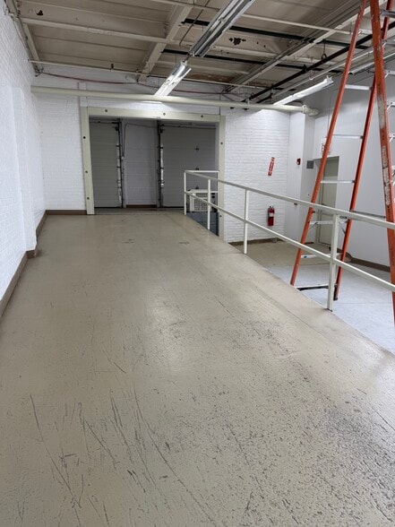 More Photos Of 2600 Washington Blvd, Bellwood Warehouse For Lease