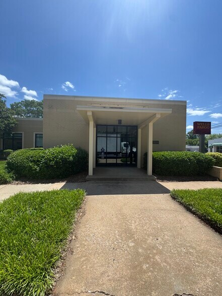 More Photos Of 330 W Main St, Forest City Bank For Lease