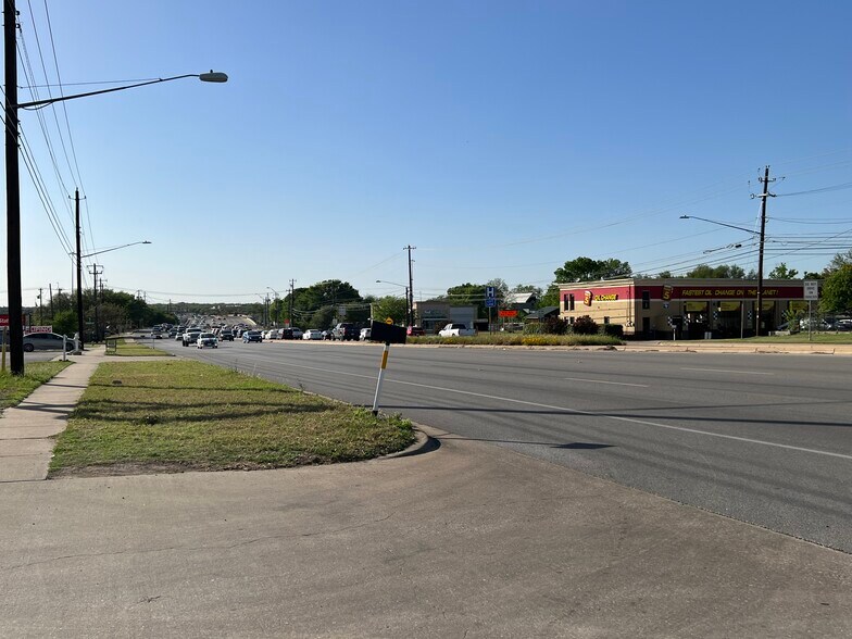 More Photos Of 2303 Parmer Ln, Austin Freestanding For Sale