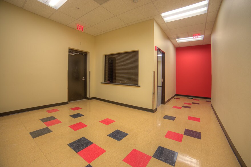 More Photos Of 410 W Bakerview Rd, Bellingham General Retail For Lease