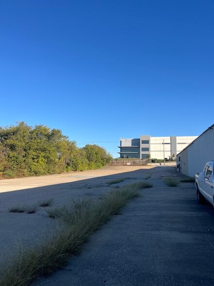 More Photos Of 5526 Crystal Lake Blvd, Dallas Warehouse For Lease