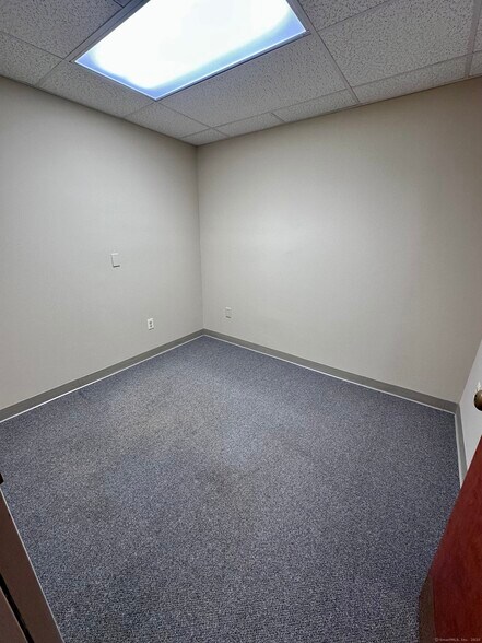 More Photos Of 42 E High St, East Hampton Storefront Retail Office For Lease