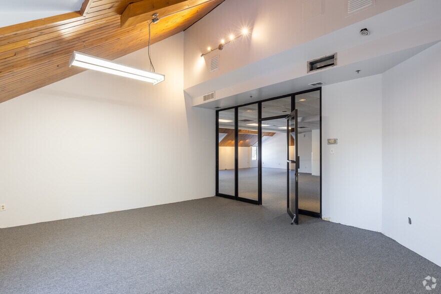 More Photos Of 32 Rue Saint-Charles, Longueuil Office For Lease