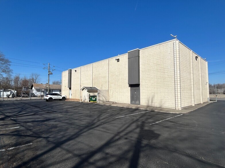 More Photos Of 3535 E Michigan St, Indianapolis Office For Sale
