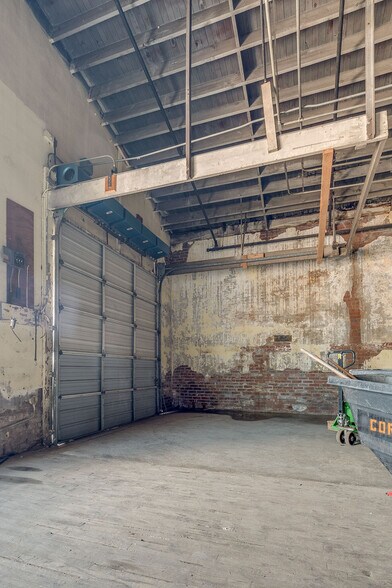 More Photos Of 106 E Market St, Lebanon Warehouse For Sale