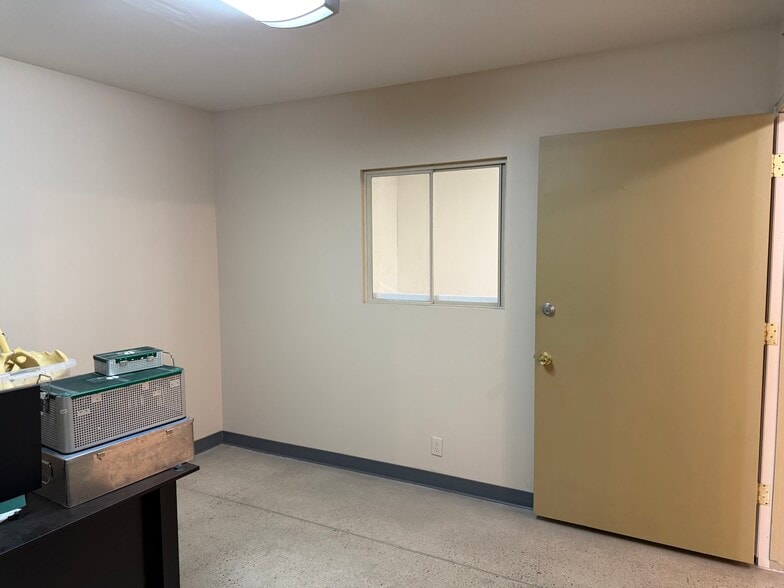 More Photos Of 3330 S 300 W, Salt Lake City Showroom For Lease